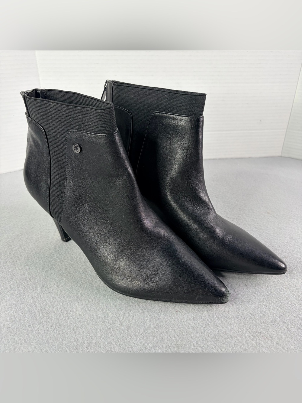 Bandolino Women's 8.5 Black Zip Bari Pointy Toe Booties Leather Retro